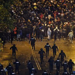 Potpuni haos u Bugarskoj: Posle sukoba policije i navijača, premijer najavio smene u državnom vrhu!