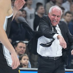 Željko Obradović je zbog jednog poteza uleteo na teren: Žestoko se iznervirao, eksplozija emocija u nekoliko sekundi /FOTO/