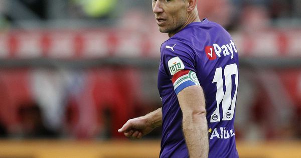 "Stoji ispred klupe amaterskog kluba kao neki seoski idiot!" Roben izazvao skandal u Holandiji na utakmici /VIDEO/