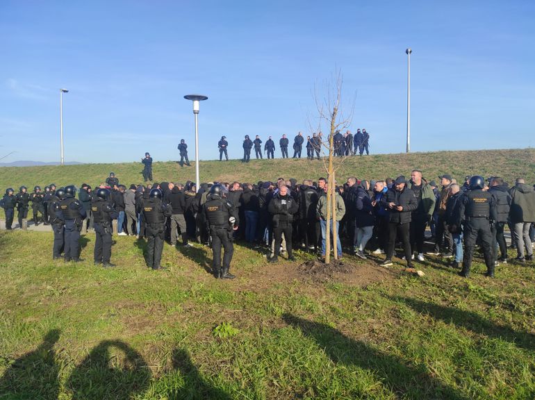 Sprečen organizovan sukob na Savskom nasipu! Policija uhapsila 50 huligana Dinama i Hajduka /FOTO/