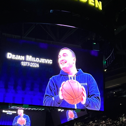 Minut ćutanja i Dekijeva slika u TD Gardenu: Boston odao počast srpskom treneru, pa savladao San Antonio