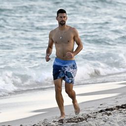 Paparaco sa plaže: Šta će Novak Đoković u Majamiju kad je odustao od turnira? /FOTO/