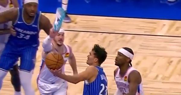 Ovo do sada sigurno niste videli: Patikom pokušao da blokira šut rivala, evo šta su sudije svirale /VIDEO/