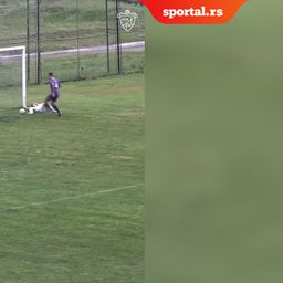 Smešniji gol niste videli! Igrač Rada hteo da se ušeta, pa pao na gol liniji /VIDEO/