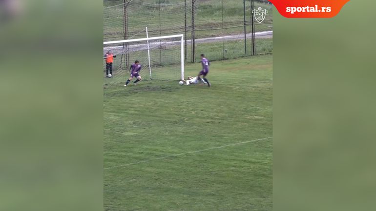 Smešniji gol niste videli! Igrač Rada hteo da se ušeta, pa pao na gol liniji /VIDEO/