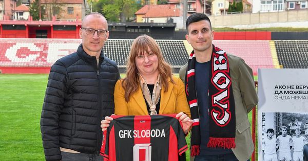 "Devetka" istrčala na teren u Užicu: Održana jedinstvena promocija romana Jovana Simića na stadionu "Radomir Antić"