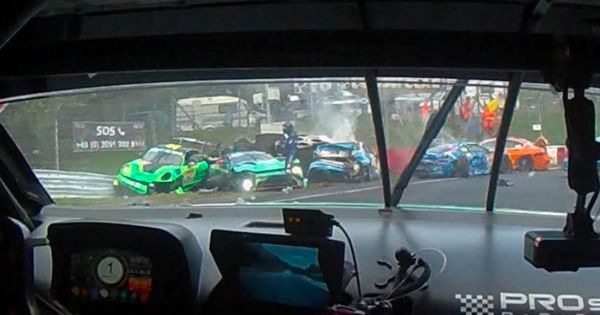 Tragedija u “Zelenom paklu”: Stravičan lančani sudar na Nirburgringu, poginuo 66-godišnji vozač – automobili leteli po stazi! /VIDEO/