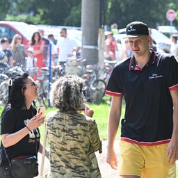 Jokić došao na hipodrom i svi su mislili da je odmah otišao: Kad se pojavio nisu verovali, Nikola izleteo iz grma - a narod ga je odmah okružio /VIDEO/