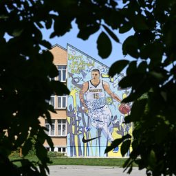 Sombor - grad u kom je sve u znaku Jokića! Euforija zbog povratka NBA šampiona, poseban detalj sada krasi školu koju svi znaju po njemu /VIDEO/