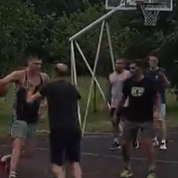 "Hoće neko na basket", II deo: Ovo morate da pogledate - Jokić igrao basket s drugarima u kraju /VIDEO/