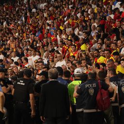 Linč pred očima Tadića i Murinja! Besni navijači gađali predsednika Fenera i oborili ga na zemlju, obezbeđenje ga spasavalo /VIDEO/