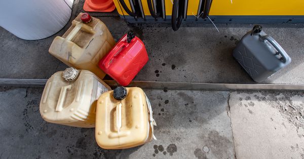 Sprema li se par-nepar u Srbiji? Vozače proganja duh Jugoslavije i nestašica goriva: Automobili postaju luksuz