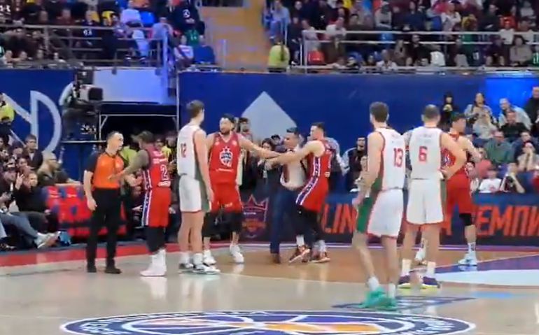 Haos u finišu ruskog derbija, Aleksa Avramović obuzdao trenera i sprečio veliki skandal! /VIDEO/