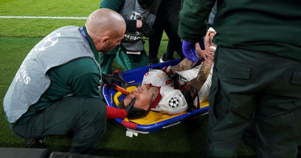 Šokantna povreda: Pipnuo je reklamni pano na Enfildu i počeo da vrišti - davali su mu kiseonik i izneli ga sa terena! /VIDEO/