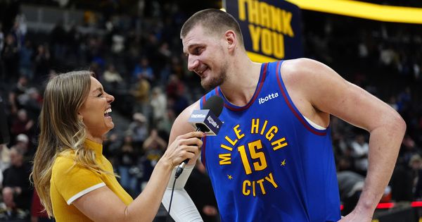 “Šta joj to znači?” Jokić dobio transparent na ćirilici usred Memfisa, zbog čuvene novinarke ovu devojku sada zna skoro milion ljudi!