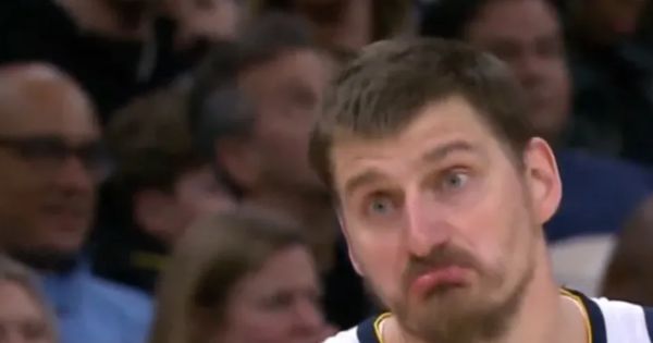 Nikola, kakva je ovo faca?! Hit reakcija Jokića na nedosuđen faul /VIDEO/