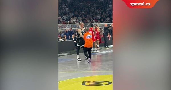 Leteli upaljači! Navijači Partizana gađali igrače Zvezde