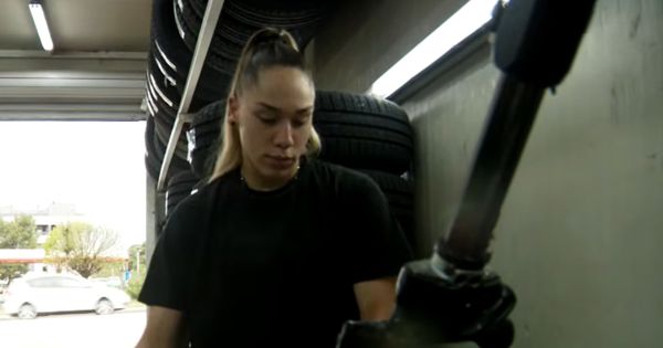 Od manekenske piste do radionice! Mlada Mia srušila predrasude i radi kao vulkanizerka. “Kad uđem dole u kanal, meni je to sve!” /VIDEO/