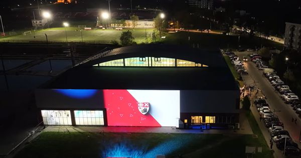 Vaterpolo spektakl u Kragujevcu – i u bazenu i na njegovim zidovima