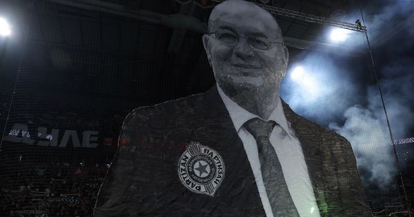 Duško Vujošević je ovo zaslužio! Cela Arena gledala u spektakularnu koreografiju /FOTO/