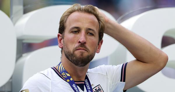 Medalja stiže u Englesku, ali niko ne peva: Pogledajte izraz lica kapitena Harija Kejna kada mu je dodeljena bronza na Svetskom prvenstvu! /VIDEO/