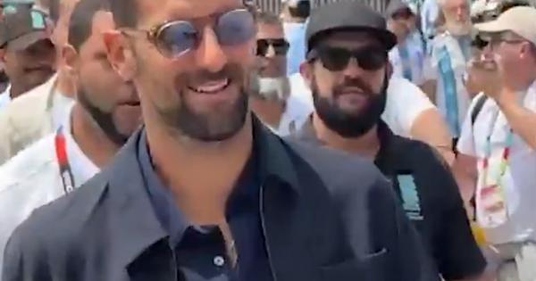 Novak Đoković izazvao stampedo pred finale Mundijala: Ljudi nisu verovali ko prolazi pored njih ispred stadiona /VIDEO/