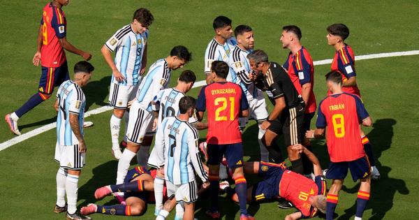 ŠPANIJA – ARGENTINA Dramatičan finiš finala Mundijala: Martines sa povređenom rukom čuva šampiona, Furija u očaju