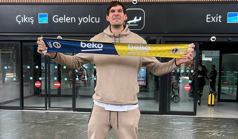 "Dobrodošao u Istanbul, Bobi!" Marjanović se slikao sa šalom Fenerbahčea /FOTO/