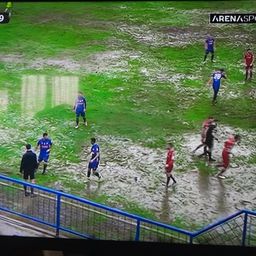 FUDBAL ILI VATERPOLO? Natopljen fudbalski teren u komšiluku izazvao polemiku u svetu sporta /FOTO/