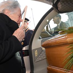 Ovo je najtužnija fotografija koju ćete danas videti. Majka Siniše Mihajlovića ispratila sina na večni počinak /FOTO/