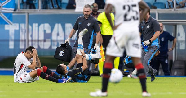 Nova stravična povreda na terenu, boli i kad se gleda - igrači plakali, ceo stadion se uhvatio za glavu! /VIDEO/