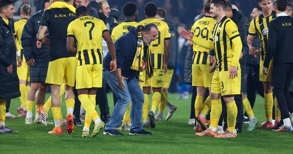 Vlasnik AEK-a ušao u svlačionicu na poluvremenu! Ovo je poruka za Nikolića, Jovića i ekipu