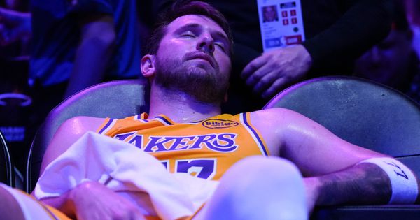 Dončić odigrao istorijski meč, dao 60 poena, a uspeo je i da dremne: Viralni momenat sa meča protiv Majamija