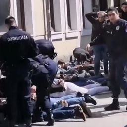 Huliganski haos pred derbi! Neredi kod Vukovog spomenika, ljudi beže, policija oborila navijače /VIDEO/