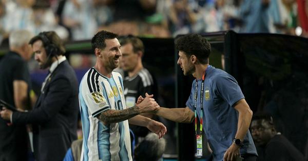 "On je jedini fudbaler za koga bih platio da ga gledam!" Mesijev idol i čovek kojem se divio Maradona sedi na klupi Argentine