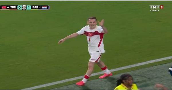 Turci razapeli svoju zvezdu posle ispadanja: Uvredio je navijače i sada traže da ga izbace iz reprezentacije /VIDEO/