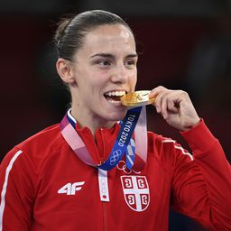 “Šta ti pričaš, ženo Božija?! Osećam se kao zver, ne mogu da izgubim!“ Znate kako se postaje olimpijski šampion? Jovana je izašla i - osvojila vrh sveta, njena priča je čista inspiracija /VIDEO/