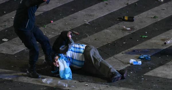 Ima stotine povređenih! Haos u Buenos Ajresu posle poraza Argentine: Sukob naroda i policije, korišćeni gumeni meci i vodeni topovi /VIDEO, FOTO/