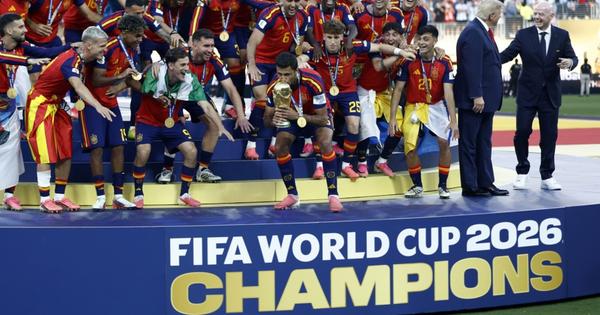 "Pusti me bre, Đani, ja sam ovo osvojio!" Infantino uzaludno molio Trampa da ode iz kadra /VIDEO/