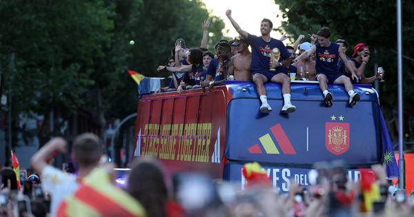 Fešta na ulicama Madrida: Španci se polugoli uz alkohol voze otvorenim autobusom, a Jamal sa krunom mazi Zlatnu boginju /VIDEO/