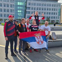 Navijači Zvezde već na ulicama, domaći se kriju iza klupskih zastava na prozorima, mediji se služe trikovima: Evo kakva je atmosfera pred meč Bode - Zvezda /FOTO/