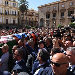 Palermo u suzama, sahranjen legendarni Italjan: Hiljade ljudi ispratilo Tota Skilaćija na večni počinak /FOTO/