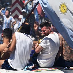 Doček Argentinaca PRERASTAO U DRAMU! Ljudi skaču sa mostova na Mesija i igrače, helikopter spasava fudbalere /VIDEO/