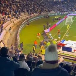 Drama na stadionu u Španiji! Hitna pomoć na terenu, navijači preskakali ogradu, a igrači i policajci trčali da im pomognu