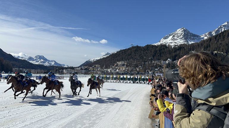 TRKE KONJA NA ZALEĐENOM JEZERU Sportal se uverio u spektakl na švajcarskim Alpima: Evo zašto svetski džet-set dolazi u Sent Moric TRADICIJA DUGA 116 GODINA /VIDEO/