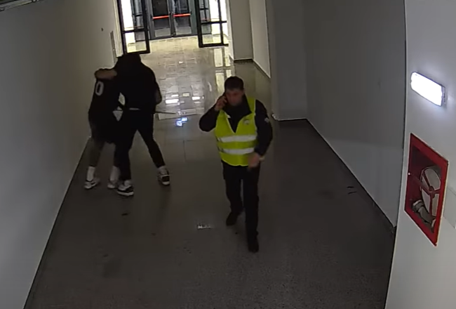 Incident na košarkaškom meču u Rumuniji: Guzman napao bivšeg igrača Zvezde, Birčević i Gordić smirili situaciju - a Stipanović sprečio haos ispred hale /VIDEO/