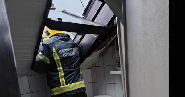 Izgorela kuća bivšeg fudbalera Zvonka Popovića /GALERIJA/