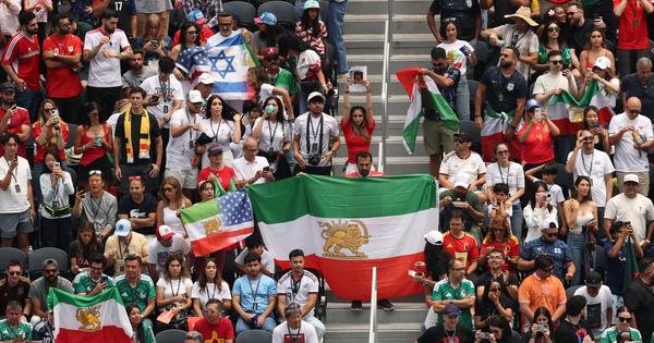 Potpuni apsurd na Mundijalu: FIFA oduzima navijačima Irana zastave – ali ne sve /VIDEO/