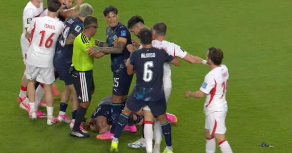 Nesvakidašnji trenutak koji je svima promakao: Fudbaler uzeo sudiji sat tokom utakmice Mundijala, komična scena postala hit na internetu /VIDEO/