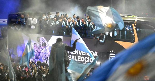 Argentinci dočekali vicešampione sveta: Fudbaleri pozdravljeni kao heroji, Mesi propustio slavlje /VIDEO/